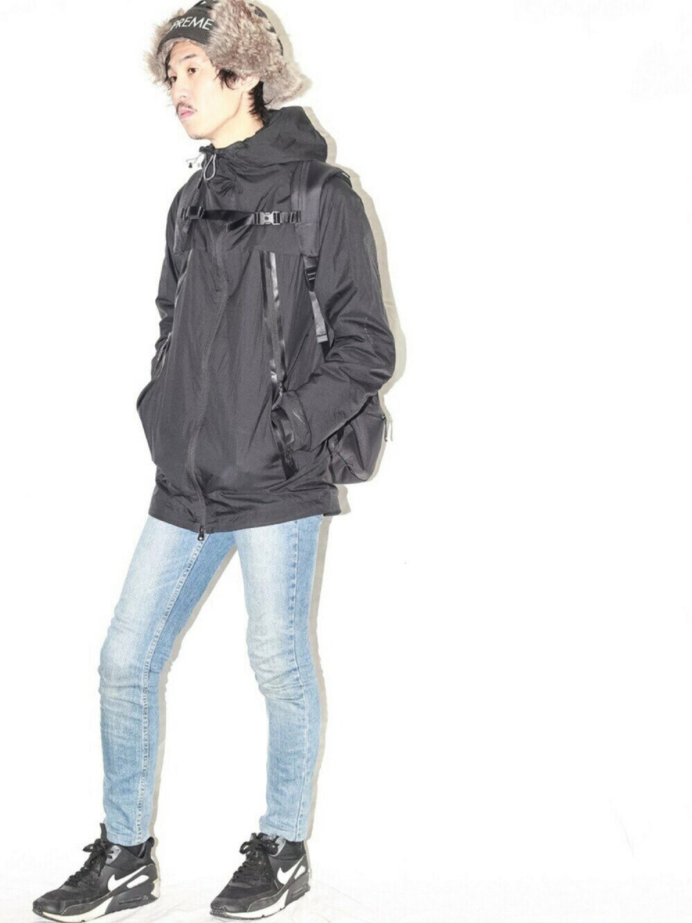 「冬コーデ、スニーカー、supreme、NIKE、スキニーデニム、バックパック、寒い、cheap monday、ブラック」｜「CHEAP MONDAYのアイテム（デニムパンツ、ブルー系）」を使った、TSUKADAさん（メンズ・181cm）の冬コーディネートの1枚目の写真