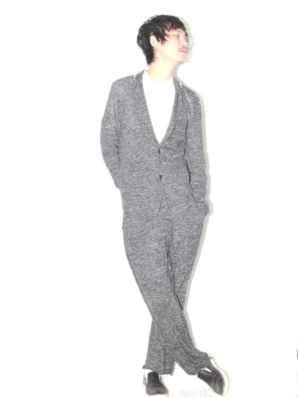 「シンプル、セットアップ、Martin Margiela、DIET BUTCHER SLIM SKIN、メガネコーデ、オトナカジュアル、スリッポン、レザー、ニット」｜「not BIRDのアイテム（セットアップ、グレー系）」を使った、TSUKADAさん（メンズ・181cm）の冬コーディネートの1枚目の写真