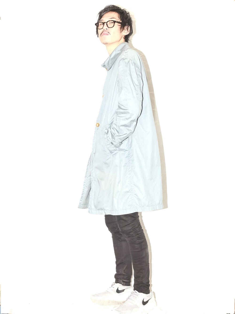「スキニー、シンプル、スニーカー、Moscot、NIKE、めがね、ステンカラーコート」｜「TOMORROWLAND のアイテム（ステンカラーコート、ブルー系）」を使った、TSUKADAさん（メンズ・181cm）の冬コーディネートの1枚目の写真
