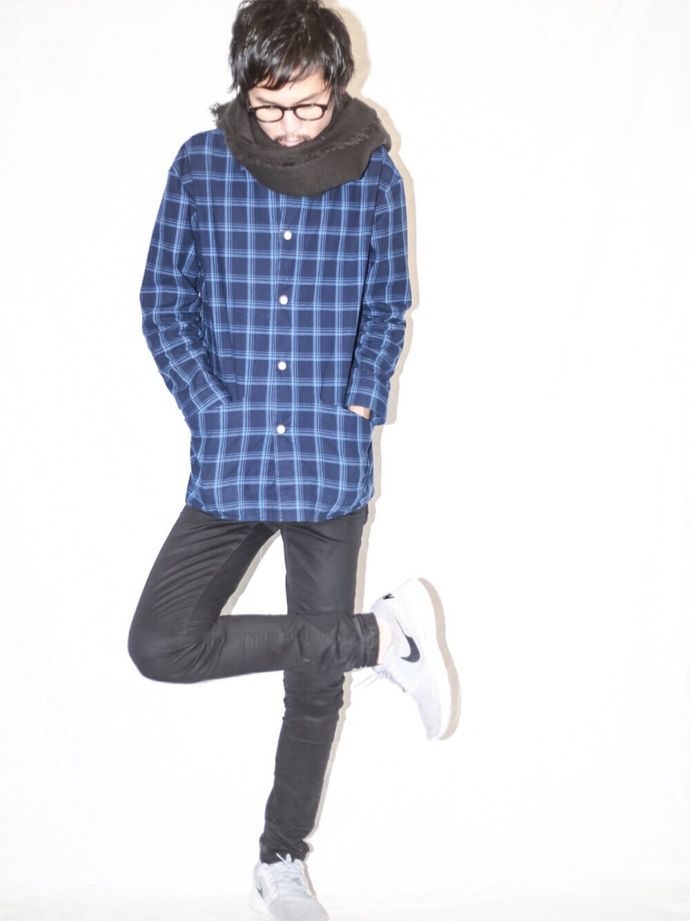 「シンプルコーデ、カバーオール、スキニーパンツ、Moscot、ONIKI、cheap monday、NIKE、チエック、メガネコーデ」｜「MOSCOTのアイテム（メガネ、ブラック系）」を使った、TSUKADAさん（メンズ・181cm）の冬コーディネートの1枚目の写真
