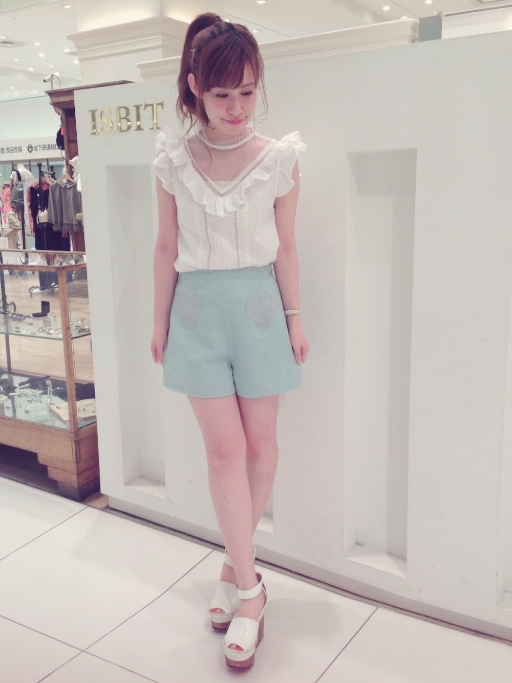 グリーン系のその他パンツ、ホワイト系のTシャツ/カットソー、ホワイト系のアナログ腕時計を着用したレディースの春コーディネートの1枚目の写真