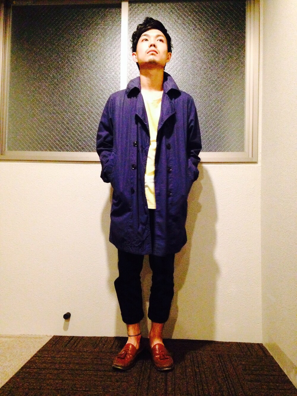 「OMNIGODのアイテム（ステンカラーコート、ブルー系）」を使った、maRicoさん（メンズ・164cm）の春コーディネートの1枚目の写真