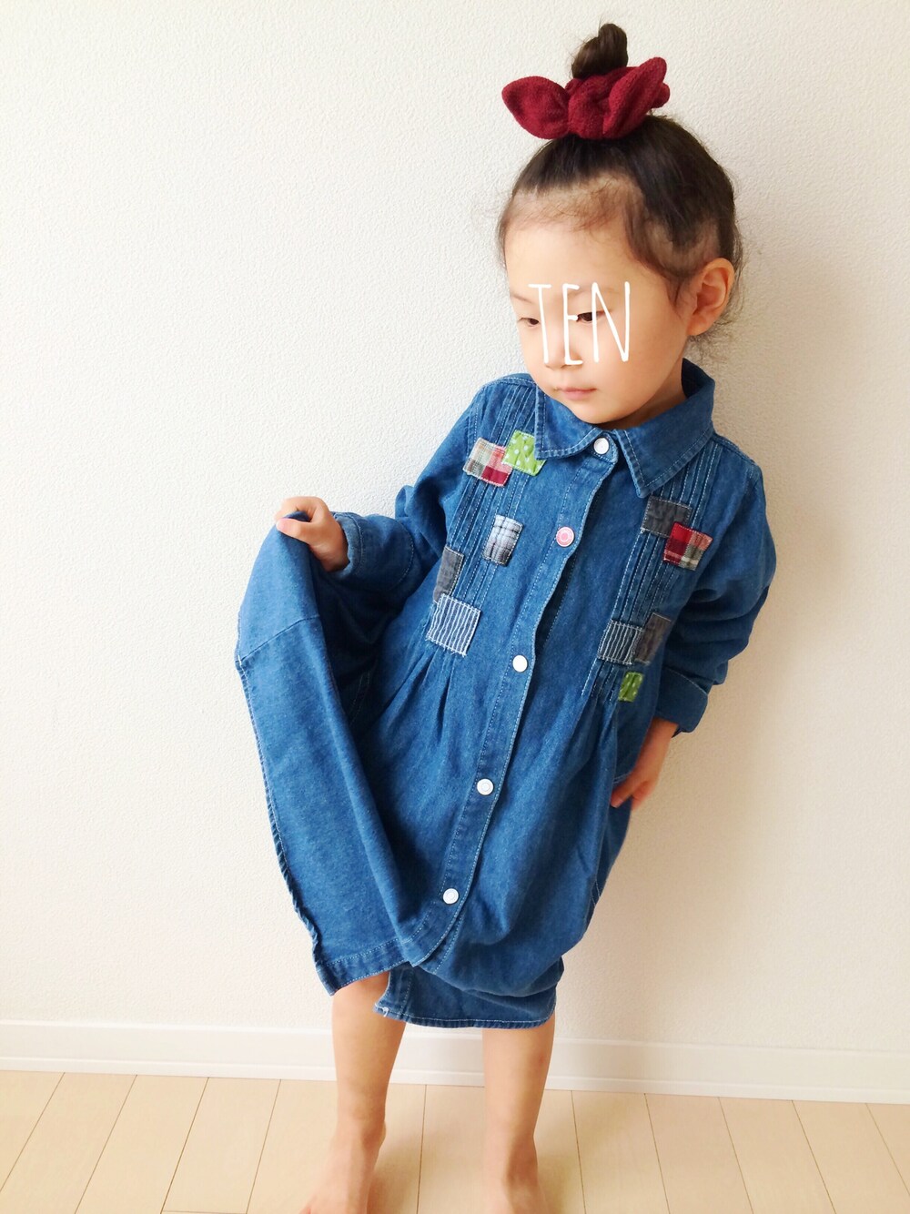 「kids、おだんごヘアー、シュシュ、デニムワンピース」｜「しまむらのアイテム（ワンピース、ブルー系）」を使った、tenpiさん（キッズ・100cm）の秋コーディネートの1枚目の写真