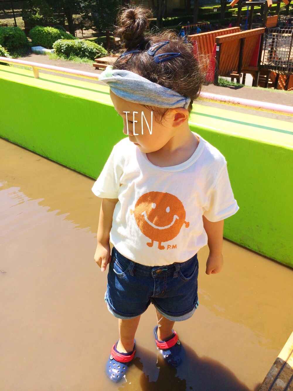 「kids、おだんごヘアー、カジュアルコーデ」｜「petit mainのアイテム（Tシャツ/カットソー、ホワイト系）」を使った、tenpiさん（キッズ・100cm）の秋コーディネートの1枚目の写真