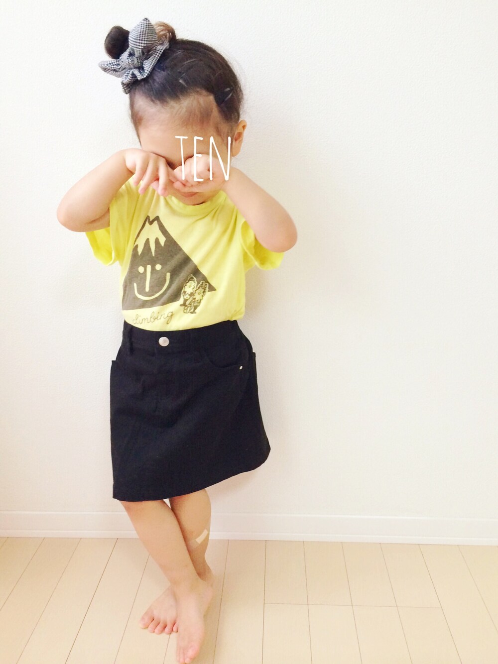 「kids、シンプルコーデ」｜「petit mainのアイテム（Tシャツ/カットソー、イエロー系）」を使った、tenpiさん（キッズ・100cm）の秋コーディネートの1枚目の写真
