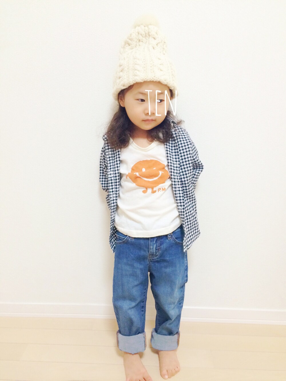 「kids、カジュアルコーデ、ギンガムチェック、シャツ×Tシャツ」｜「petit mainのアイテム（Tシャツ/カットソー、ホワイト系）」を使った、tenpiさん（キッズ・100cm）の秋コーディネートの1枚目の写真