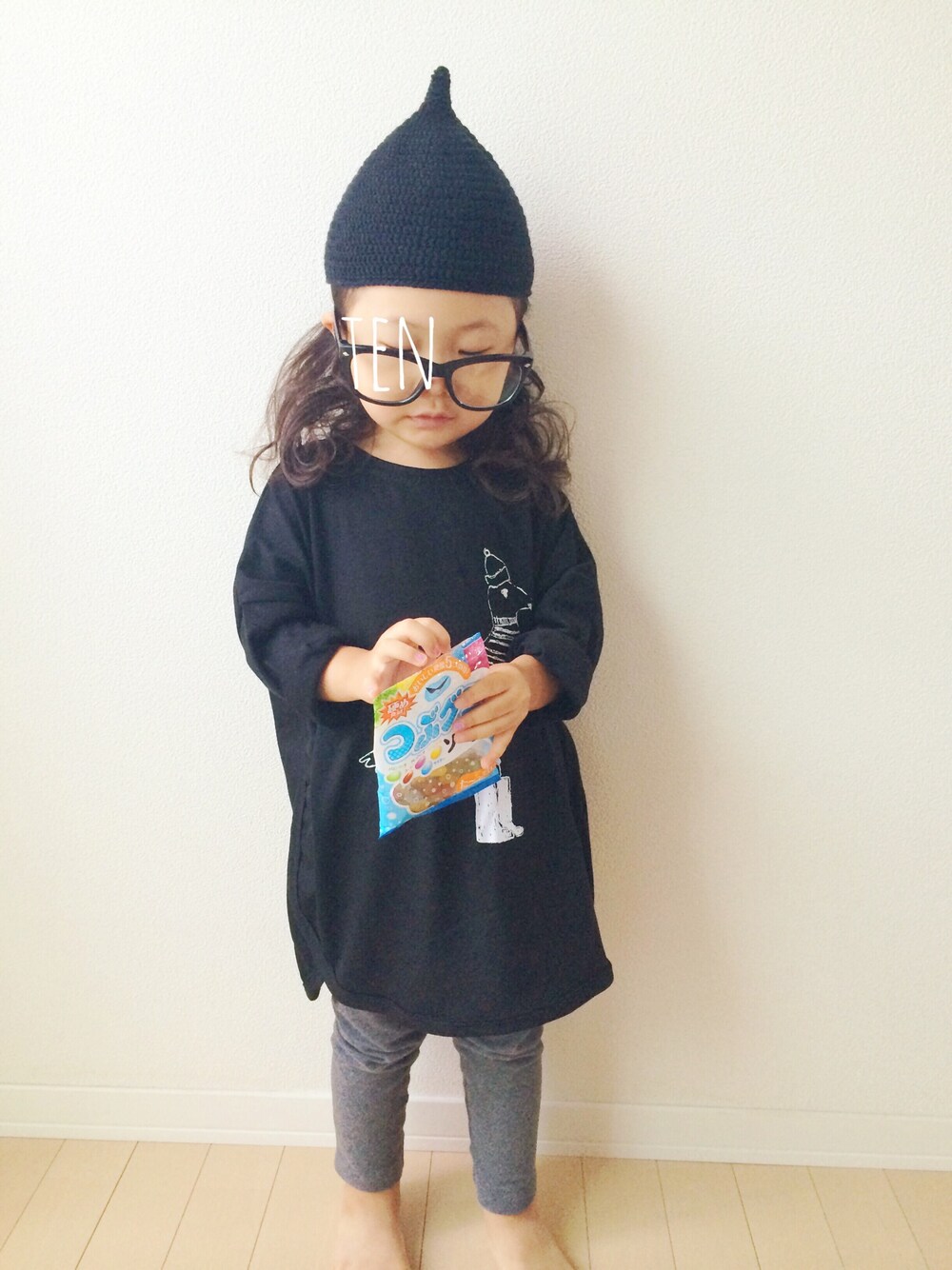 「kids、ブラックコーデ、ダテメガネ、トンガリ帽子」｜「koreaのアイテム（Tシャツ/カットソー、ブラック系）」を使った、tenpiさん（キッズ・100cm）の秋コーディネートの1枚目の写真