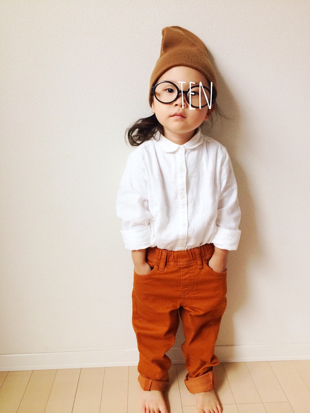 「kids、丸メガネ、ニット帽コーデ、白シャツ」｜「UNIQLOのアイテム（シャツ/ブラウス、ホワイト系）」を使った、tenpiさん（キッズ・100cm）の秋コーディネートの1枚目の写真