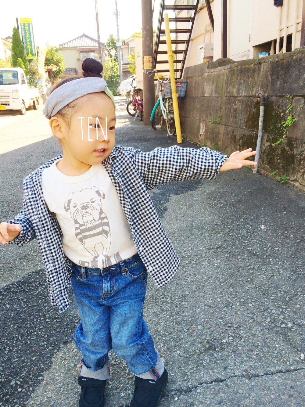 「kids、おだんごヘアー、ヘアバンド、カジュアルコーデ」｜「UNIQLOのアイテム（シャツ/ブラウス、ブルー系）」を使った、tenpiさん（キッズ・100cm）の秋コーディネートの1枚目の写真