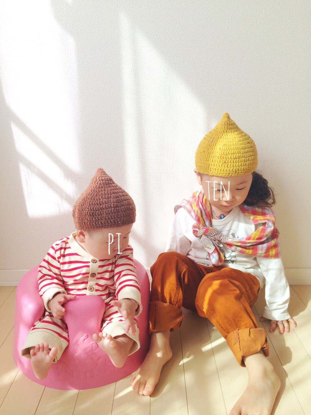 「kids、小人帽、トンガリ帽子、おそろい、姉妹コーデ、ハンドメイド」｜「西松屋のアイテム（ロンパース、レッド系）」を使った、tenpiさん（キッズ・100cm）の秋コーディネートの1枚目の写真