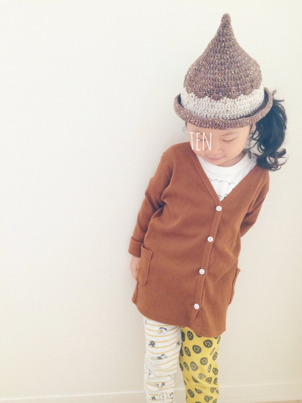 「kids、ニット帽、小人帽、トンガリ帽子、ハンドメイド、カーディガン」｜「Handmadeのアイテム（ニットキャップ/ビーニー、ブラウン系）」を使った、tenpiさん（キッズ・100cm）の秋コーディネートの1枚目の写真