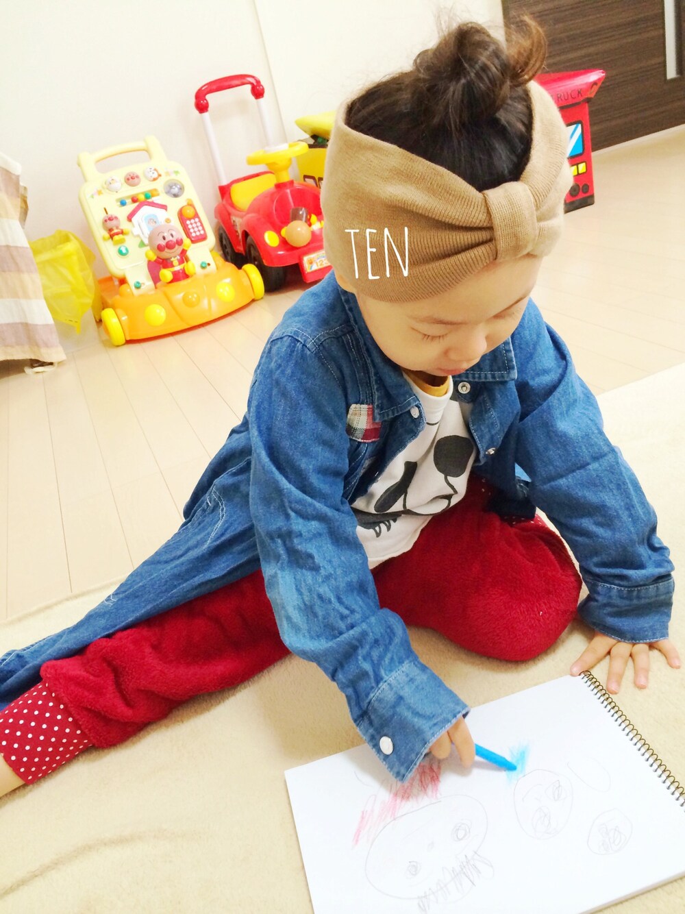 「kids、モコモコパンツ、ターバン、おだんごヘアー」｜「しまむらのアイテム（ワンピース、ブルー系）」を使った、tenpiさん（レディース・100cm）の秋コーディネートの1枚目の写真