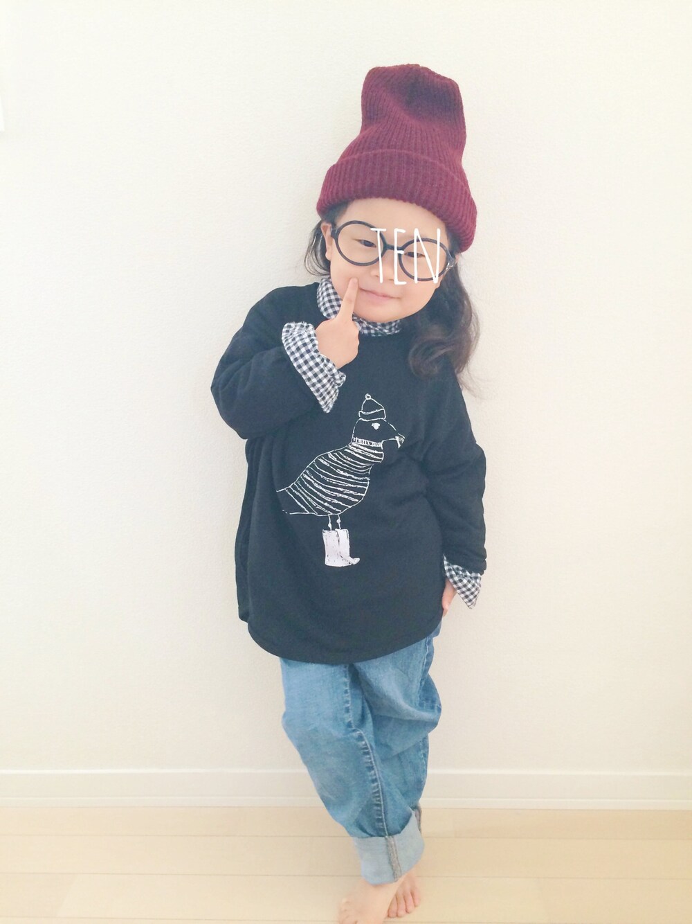 「赤×黒、kids、丸メガネ」｜「koreaのアイテム（Tシャツ/カットソー、ブラック系）」を使った、tenpiさん（キッズ・100cm）の秋コーディネートの1枚目の写真