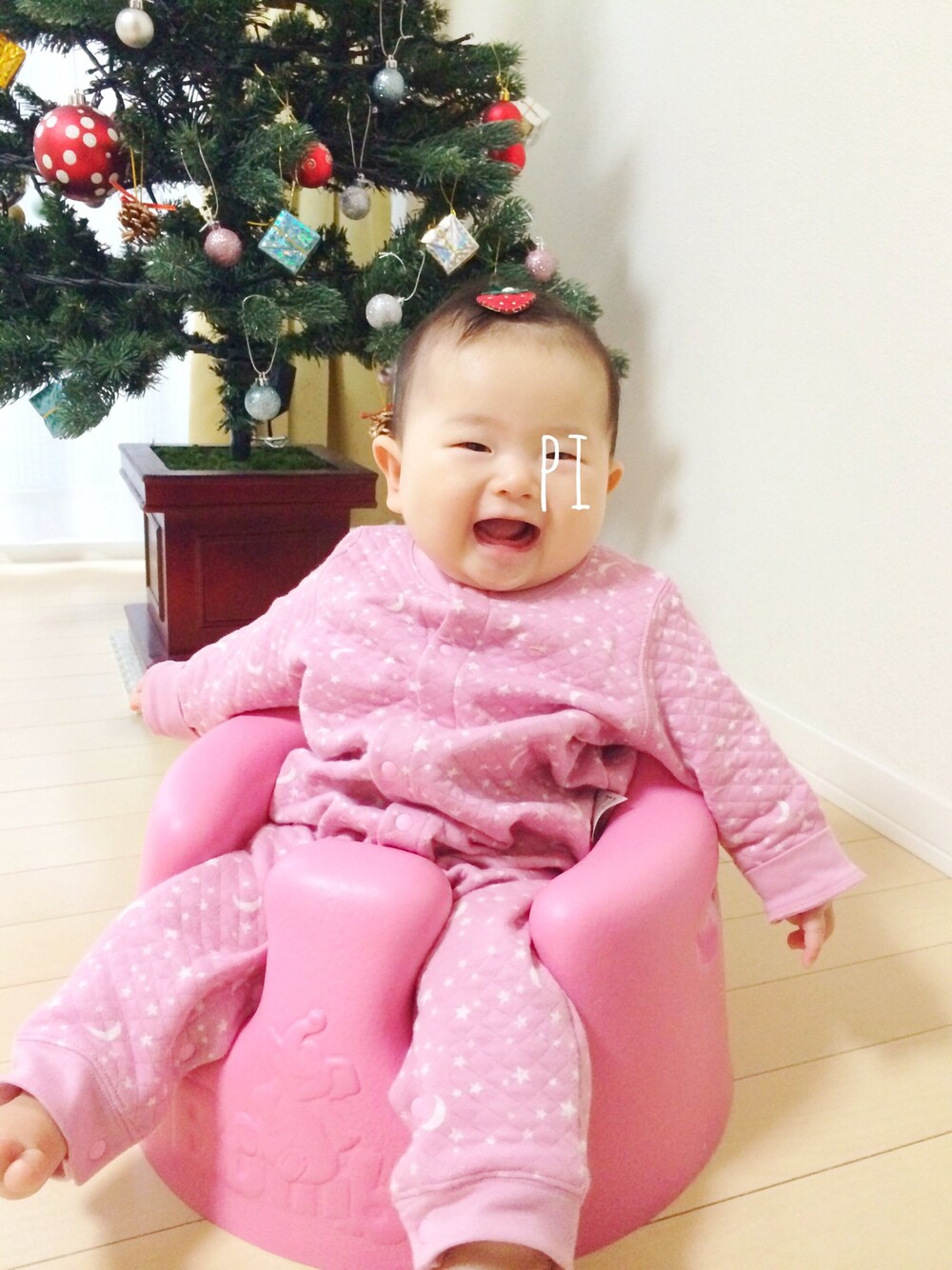 「UNIQLOのアイテム（ロンパース、ピンク系）」を使った、tenpiさん（キッズ・60cm）の秋コーディネートの1枚目の写真
