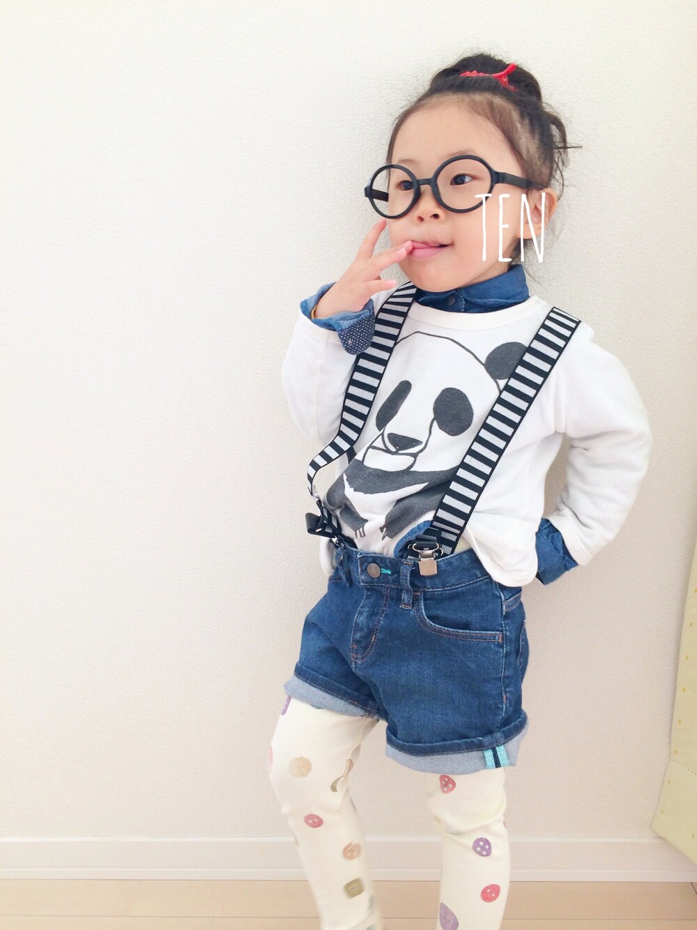 「動物モチーフ、kids、丸メガネ、おだんごヘアー、ヘアクリップ、サスペンダー」｜「MARKEY'Sのアイテム（Tシャツ/カットソー、ホワイト系）」を使った、tenpiさん（キッズ・100cm）の冬コーディネートの1枚目の写真