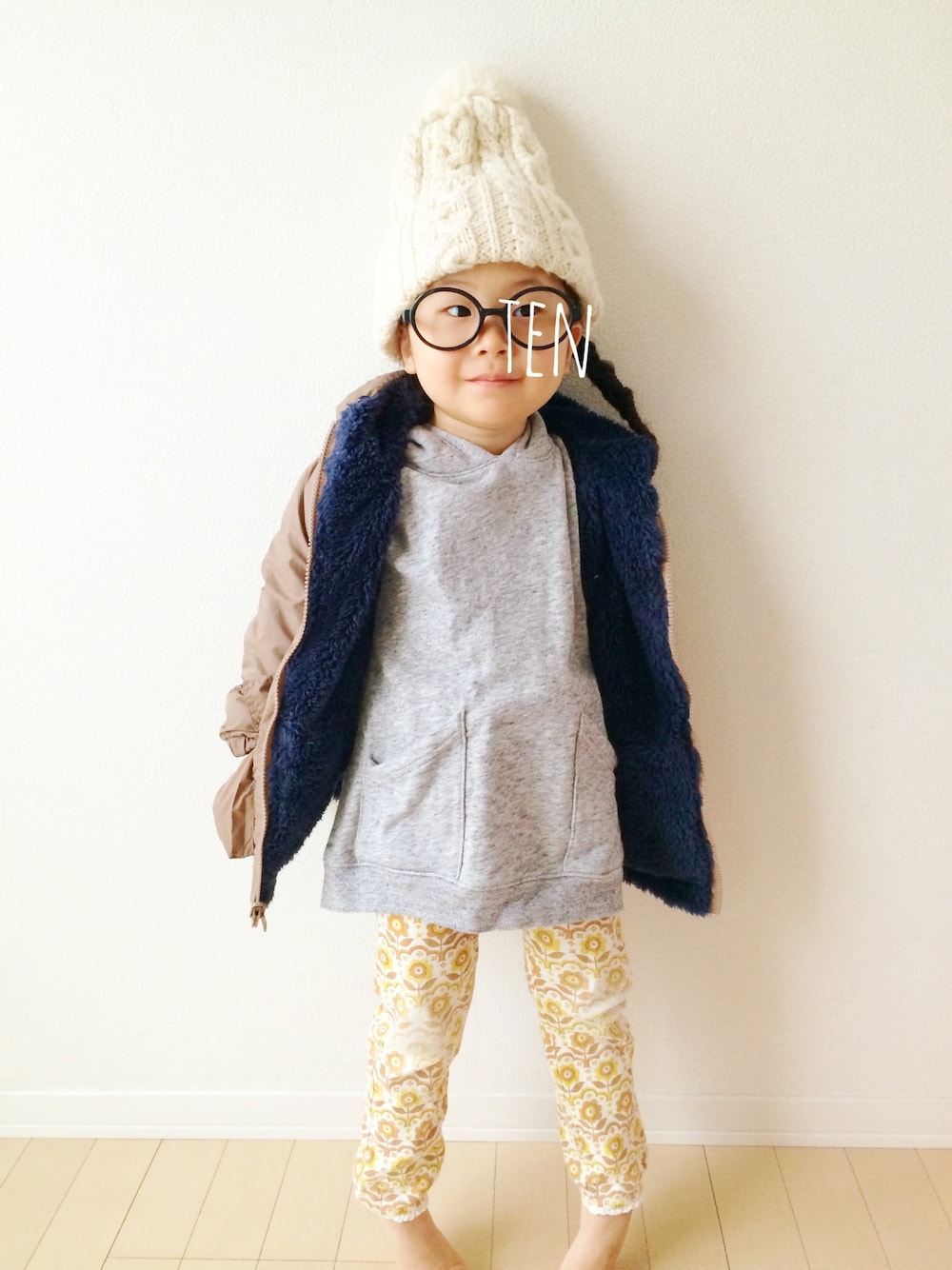 「アウター×グレーパーカー、kids、丸メガネ、フィッシュボーン」｜「UNIQLOのアイテム（パーカー、グレー系）」を使った、tenpiさん（キッズ・100cm）の冬コーディネートの1枚目の写真