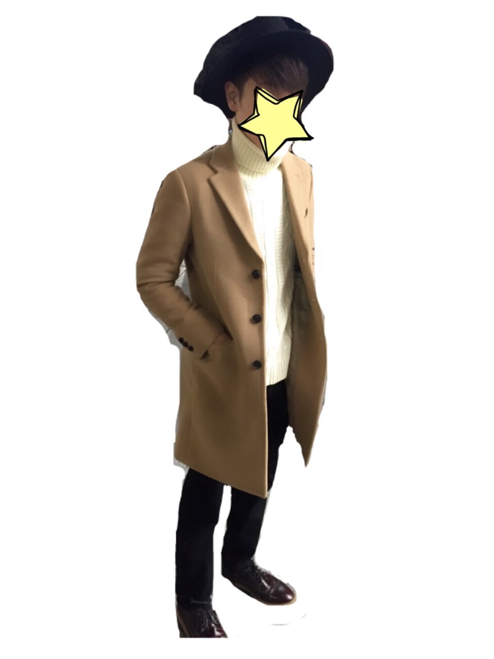 ベージュ系のチェスターコート、ブラック系のハットを着用したメンズの冬コーディネートの1枚目の写真