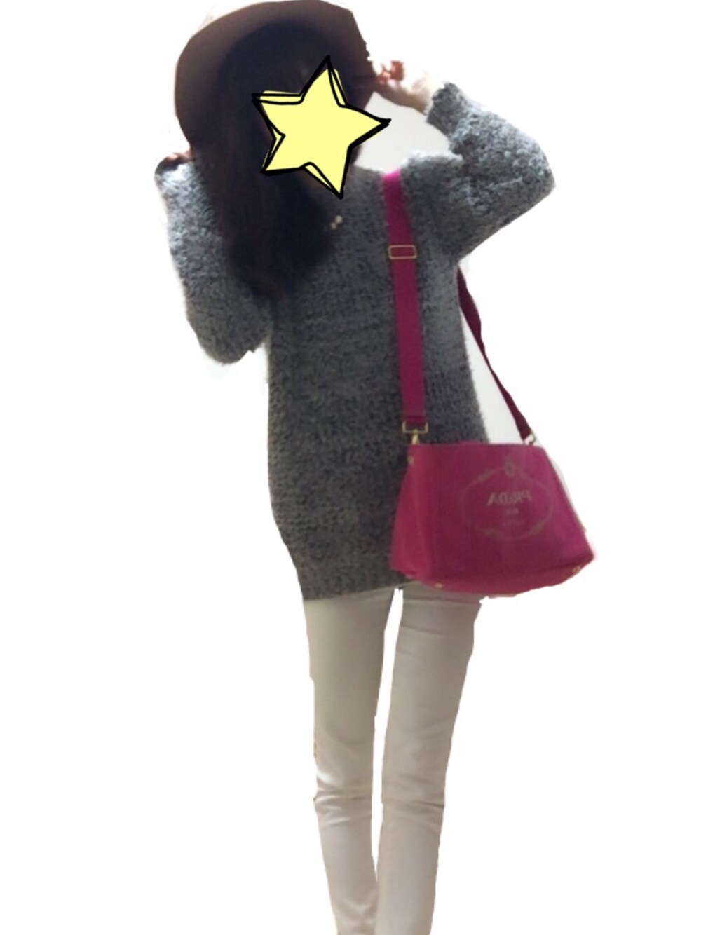 「プラダ、シンプル、ハット、年末、winter、白パンツ、白✖️グレー」｜「PRADAのPrada Canvas Logo Tote with Strap, Pink (Peonia)（トートバッグ、ピンク系）」を使った、ｓａｙａｋａさん（レディース・161cm）の冬コーディネートの1枚目の写真