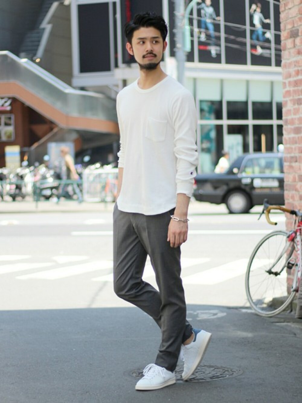 ホワイト系のTシャツ/カットソー、ブルー系のスニーカーを着用したメンズの夏コーディネートの1枚目の写真