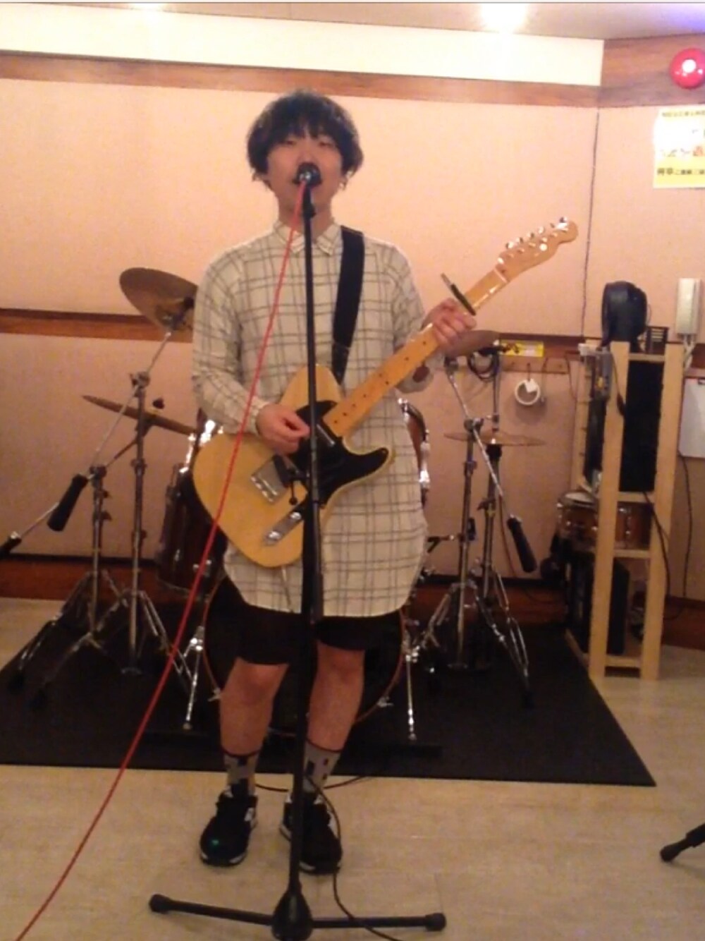 ブラック系のスニーカー、ブルー系のその他パンツ、ホワイト系のシャツ/ブラウスを着用したメンズの夏コーディネートの1枚目の写真