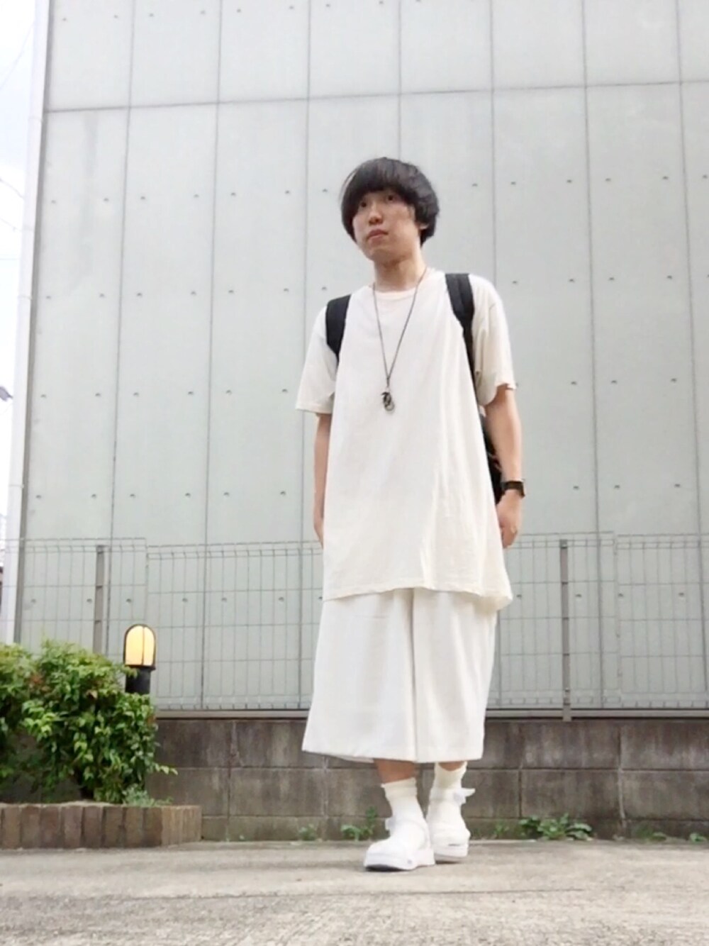 ホワイト系のサンダル、ホワイト系のTシャツ/カットソー、シルバー系のピアス(両耳用)を着用したメンズの夏コーディネートの1枚目の写真