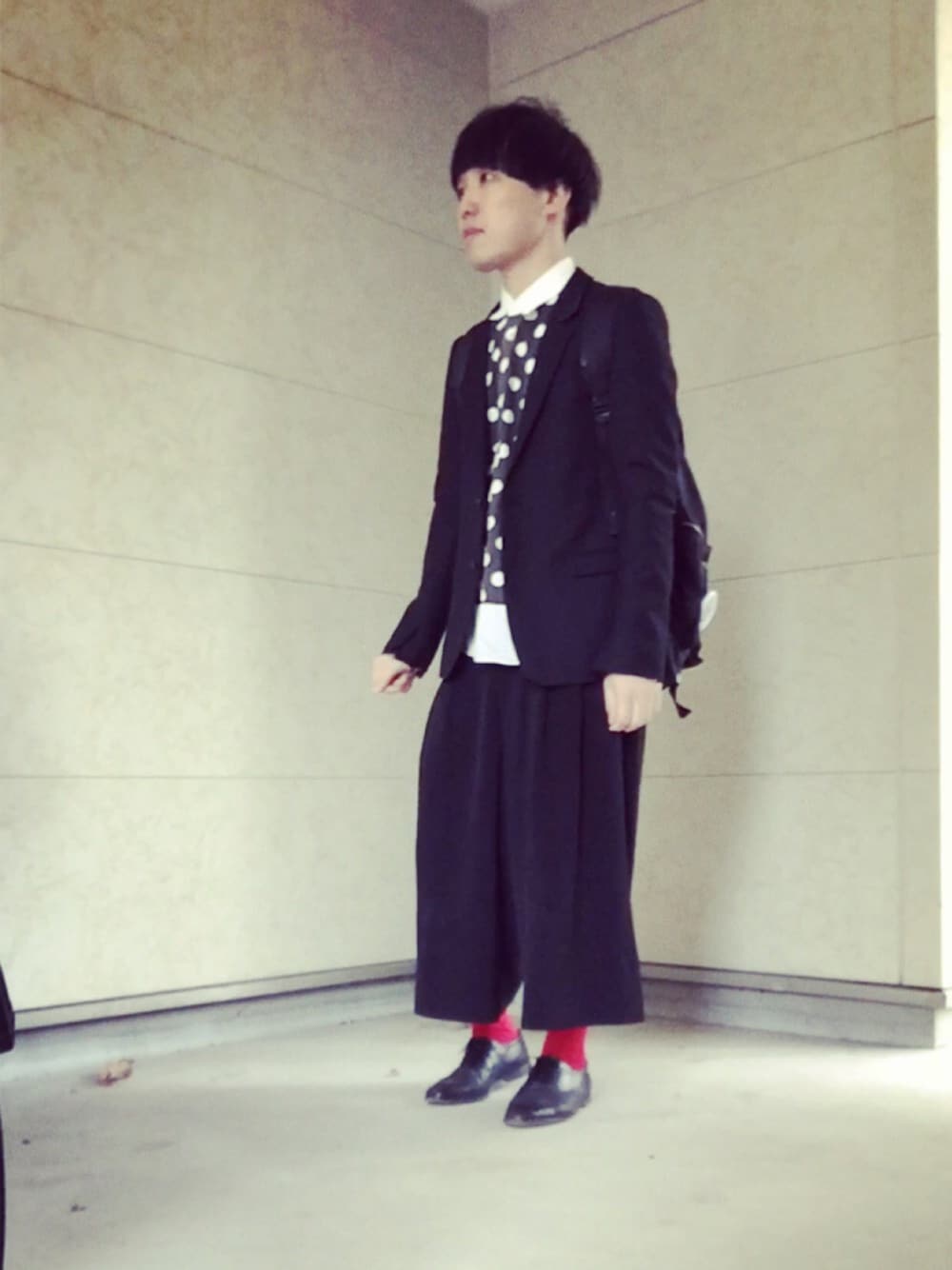 ブラック系のパンツ、ブラック系のシャツ/ブラウス、ブラック系のテーラードジャケットを着用したメンズの冬コーディネートの1枚目の写真