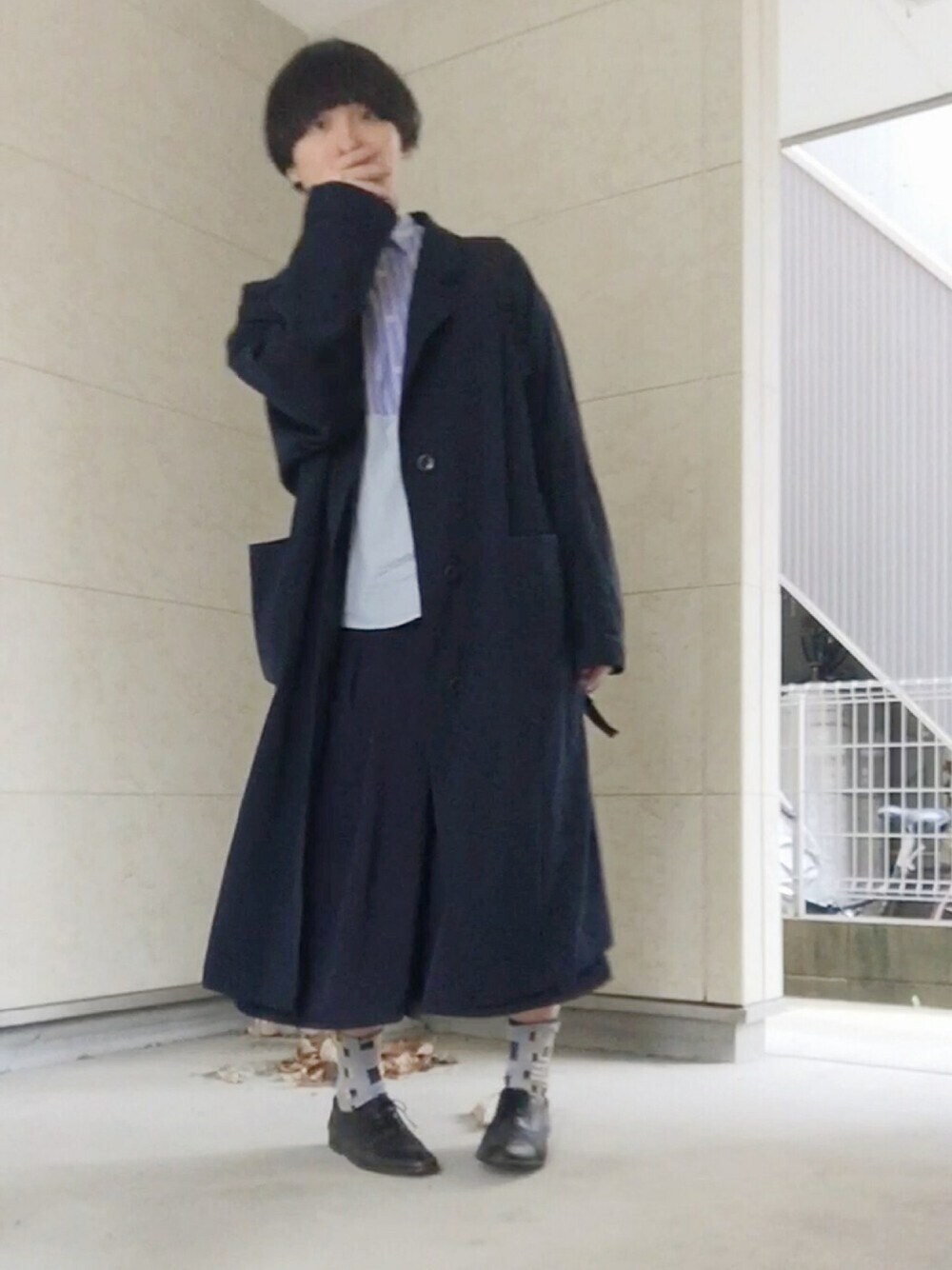 ブルー系のシャツ/ブラウス、ブルー系のステンカラーコート、ブラック系のバックパック/リュックを着用したメンズの春コーディネートの1枚目の写真