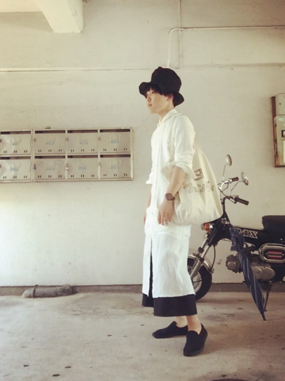 ブラック系のシューズ、ブラック系のその他パンツ、ホワイト系のシャツ/ブラウスを着用したメンズの夏コーディネートの1枚目の写真