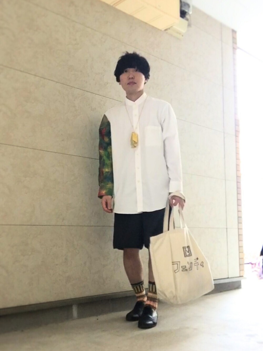 グレー系のパンツ、ホワイト系のシャツ/ブラウス、ベージュ系のトートバッグを着用したメンズの夏コーディネートの1枚目の写真