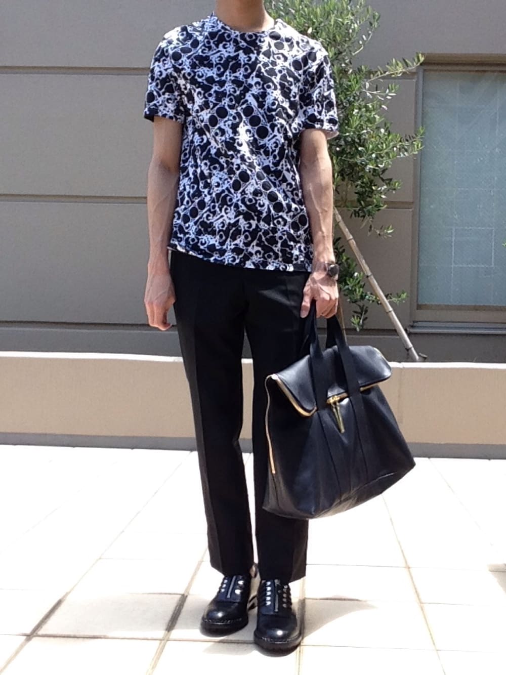 「柄シャツ、スラックス、モード、BALENCIAGA、3.1 phillip lim、バレンシアガ、フィリップリム、夏コーデ」｜「BALENCIAGAのBalenciaga Printed Cotton-Jersey T-Shirt（Tシャツ/カットソー、ホワイト系）」を使った、ryuさん（メンズ・170cm）の夏コーディネートの1枚目の写真