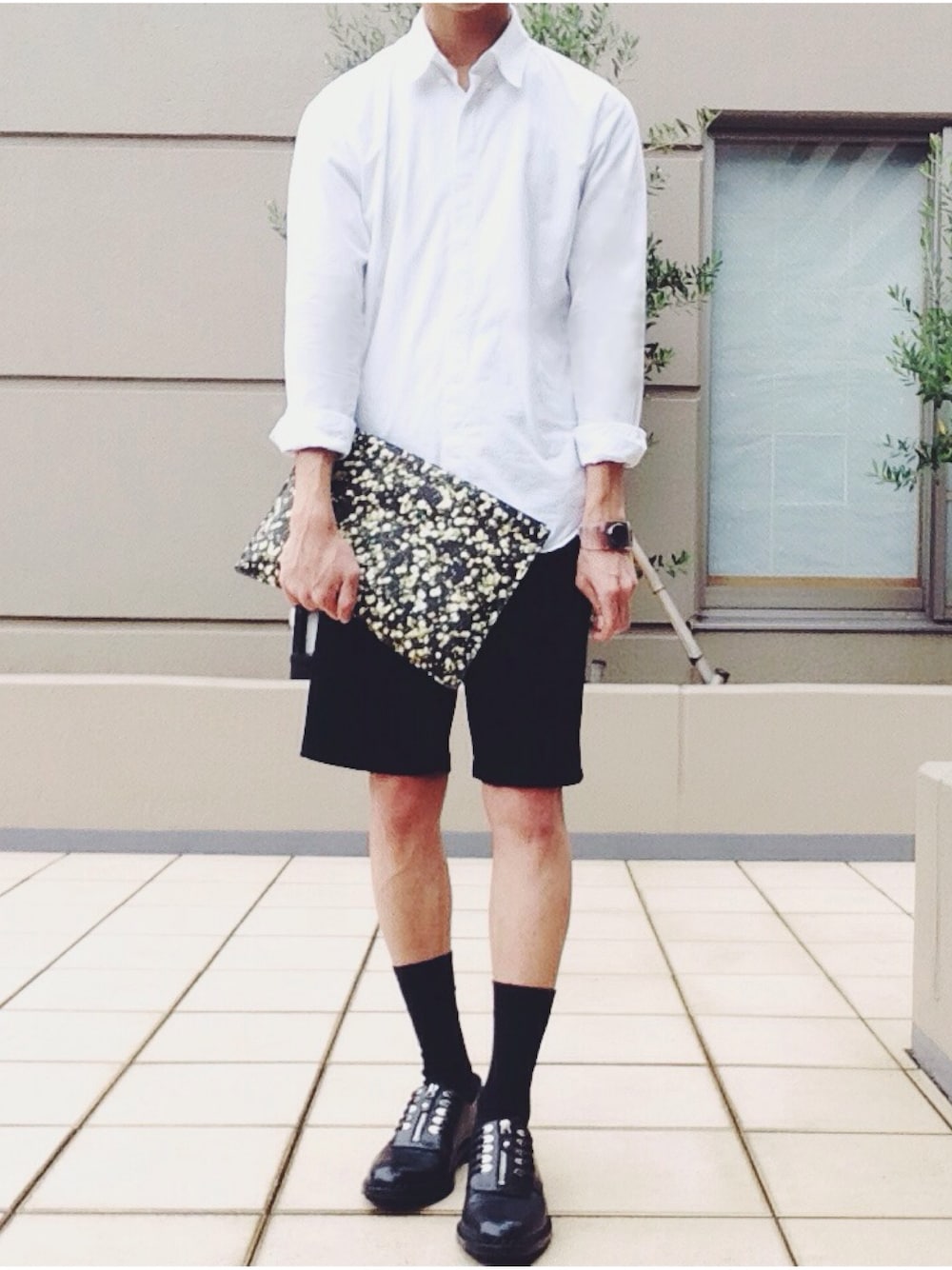 「JOHN LAWRENCE SULLIVAN、Alexander Wang、TbyALEXANDERWANG、BALENCIAGA、GIVENCHY、白シャツ、ショートパンツ、クラッチバッグ、花柄」｜「JOHN LAWRENCE SULLIVANのアイテム（シャツ/ブラウス、ホワイト系）」を使った、ryuさん（メンズ・170cm）の夏コーディネートの1枚目の写真