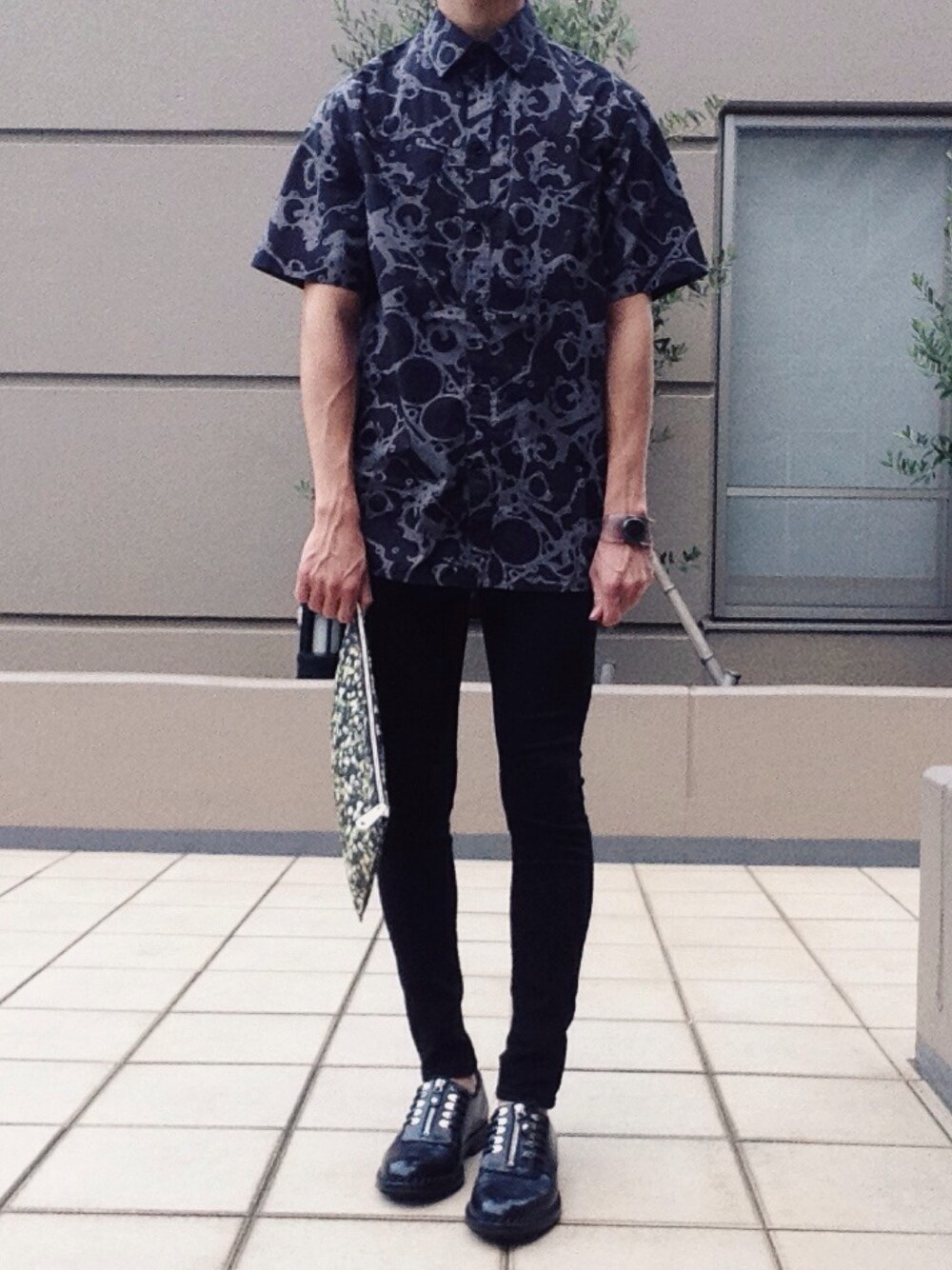 「BALENCIAGA、ACNE、GIVENCHY、柄シャツ、黒スキニー、クラッチバッグ、革靴、オールブラック、モード」｜「BALENCIAGAのBalenciaga Printed Cotton Short-Sleeved Shirt（シャツ/ブラウス、ブラック系）」を使った、ryuさん（メンズ・170cm）の夏コーディネートの1枚目の写真