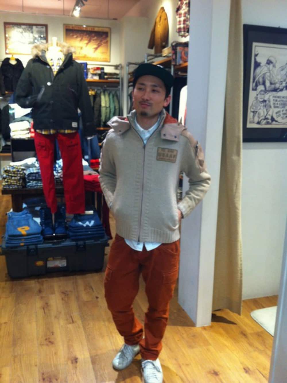 ホワイト系のミリタリージャケットを着用したメンズの秋コーディネートの1枚目の写真