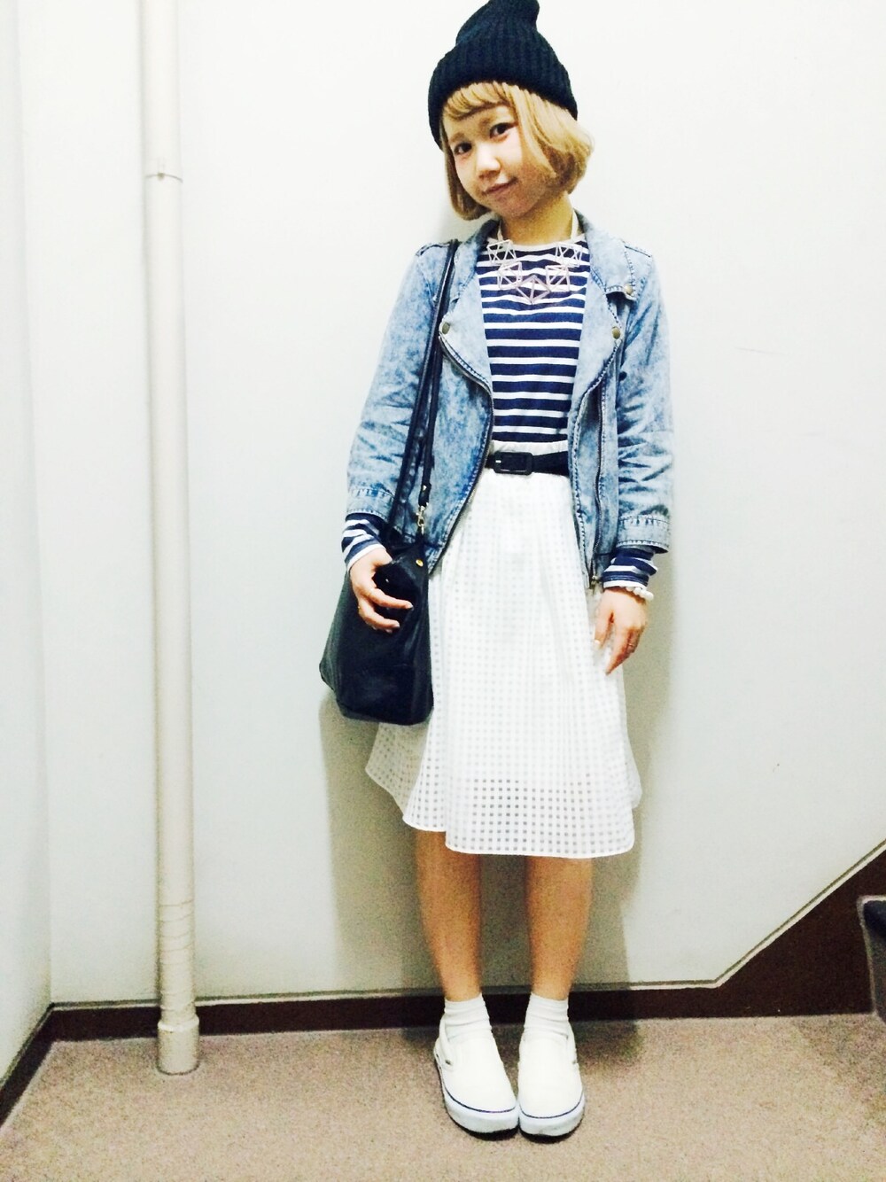 「VANS、ボーダー、ブラック、ホワイト、ニット帽、Heather、大振りアクセサリー、Dot＆Stripes CHILD　WOMAN、デニムライダース、ギンガムチェックスカート」｜「tatsuyatsukaharaモビールネックレス（ネックレス、ピンク系）」を使った、まなちゅさん（レディース・150cm）の春コーディネートの1枚目の写真
