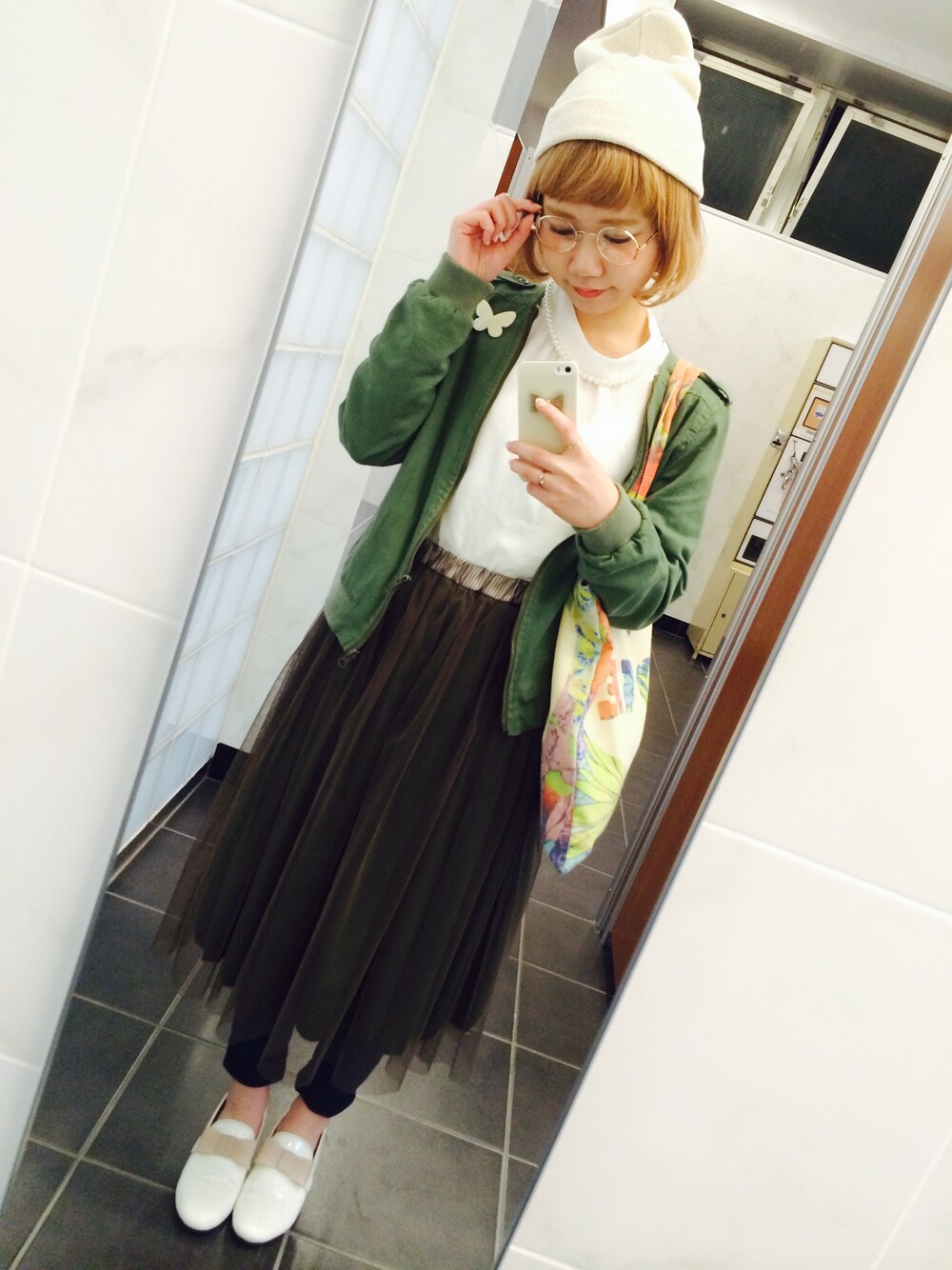 「ブルゾン、トートバッグ、ホワイト、ニット帽、花柄、チュールスカート、カーキ、PAR ICI、丸メガネ、BEAMS BOY」｜「bulle de savonのシューズ（パンプス、ホワイト系）」を使った、まなちゅさん（レディース・150cm）の春コーディネートの1枚目の写真