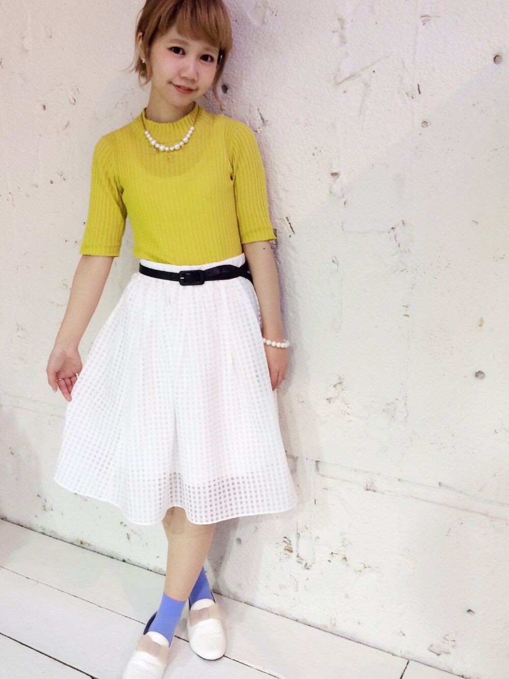 「スカート、イエロー、ｂｕｌｌｅ　ｄｅ　ｓａｖｏｎ、ベルト、ギンガクチェック、サマーニット、シースルー、パールアクセサリー、Dot & Stripes CHILD WOMAN」｜「bulle de savonのシューズ（パンプス、ホワイト系）」を使った、まなちゅさん（レディース・150cm）の春コーディネートの1枚目の写真