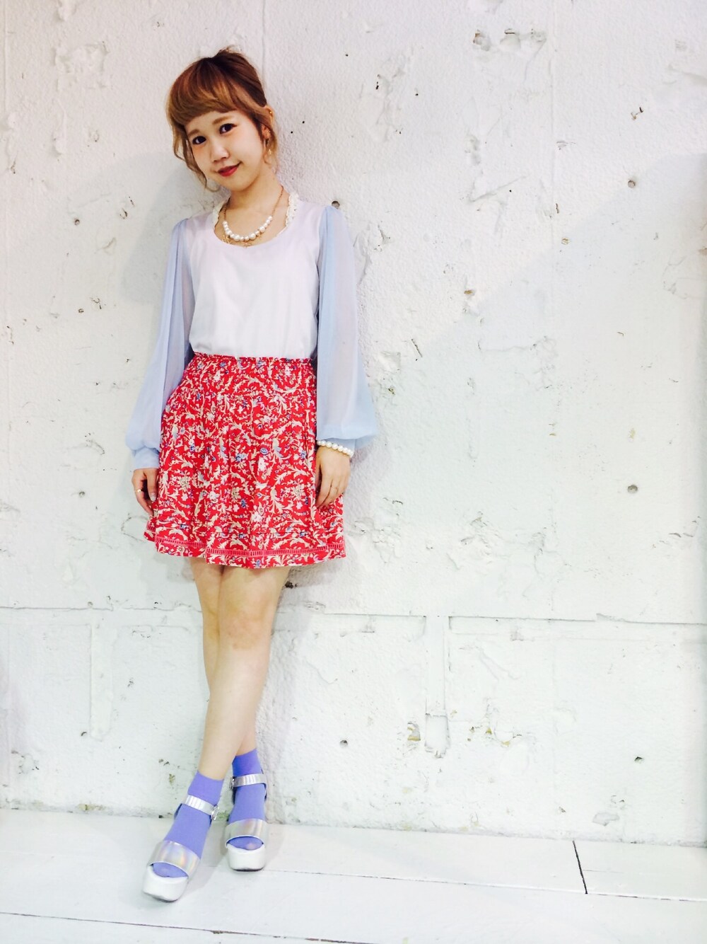 「ブルー、レッド、LOWRYS FARM、パール、柄スカート、厚底サンダル、透けトップス」｜「LOWRYS FARMのオーロラ厚底サンダル（サンダル、シルバー系）」を使った、まなちゅさん（レディース・150cm）の春コーディネートの1枚目の写真