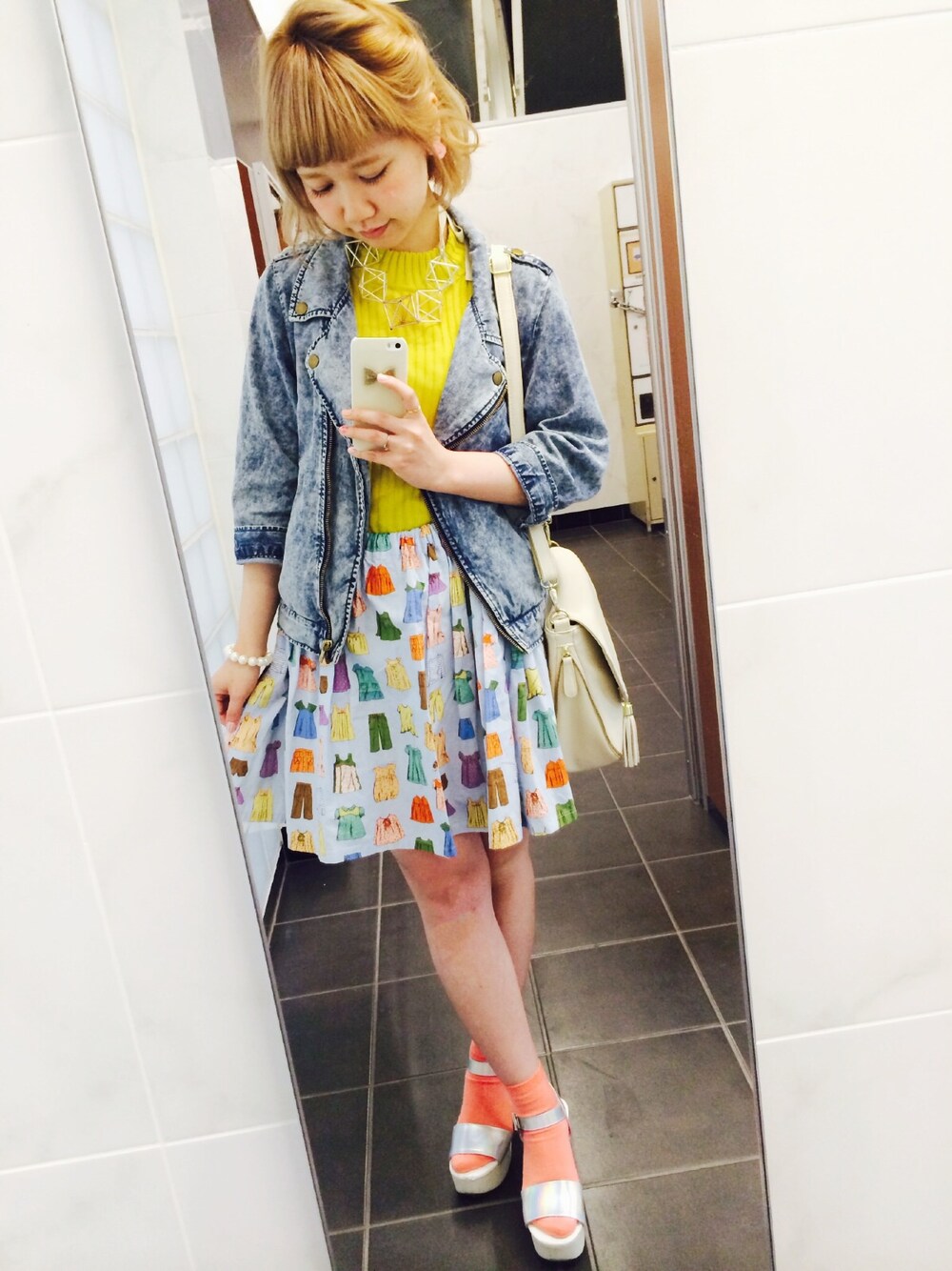「ピンク、ブルー、イエロー、カラフル、grimoire、ハデハデ、厚底サンダル、Dot & Stripes CHILD WOMAN」｜「トップス柄スカート(Grimoire)（スカート、ブルー系）」を使った、まなちゅさん（レディース・150cm）の春コーディネートの1枚目の写真