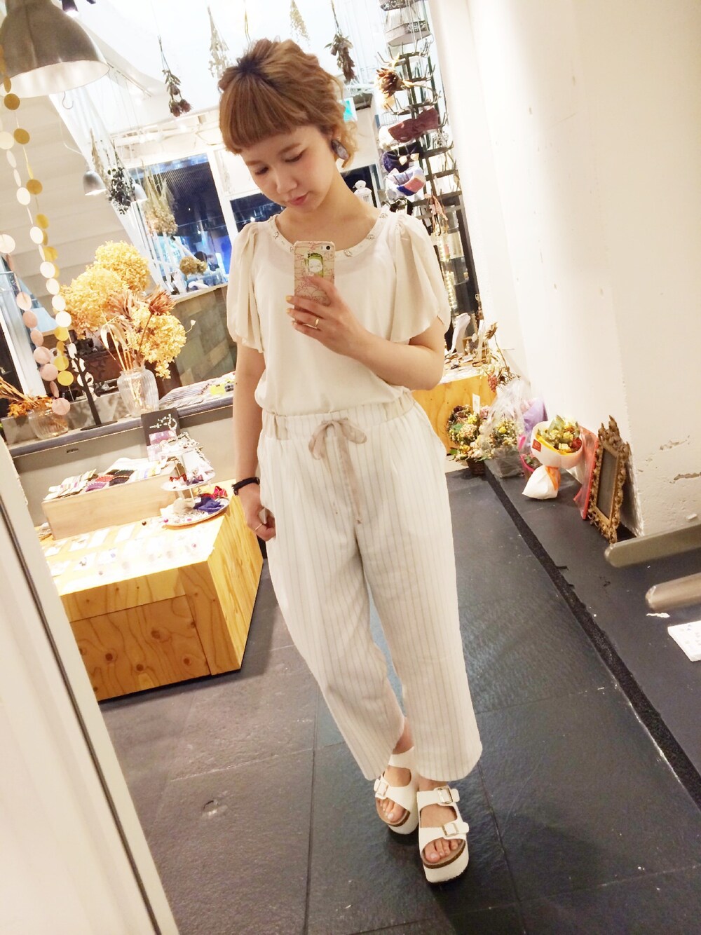「flowerのアイテム（パンツ、ホワイト系）」を使った、まなちゅさん（レディース・150cm）の春コーディネートの1枚目の写真