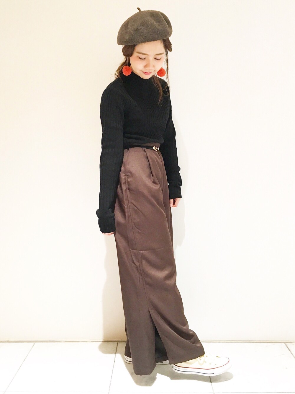 「カジュアル、ブラック、秋のコーデ、ワイドパンツ、ブラウン、スリット」｜「UNIQLOのアイテム（ハンチング/ベレー帽、ブラウン系）」を使った、まなちゅさん（レディース・150cm）の秋コーディネートの1枚目の写真