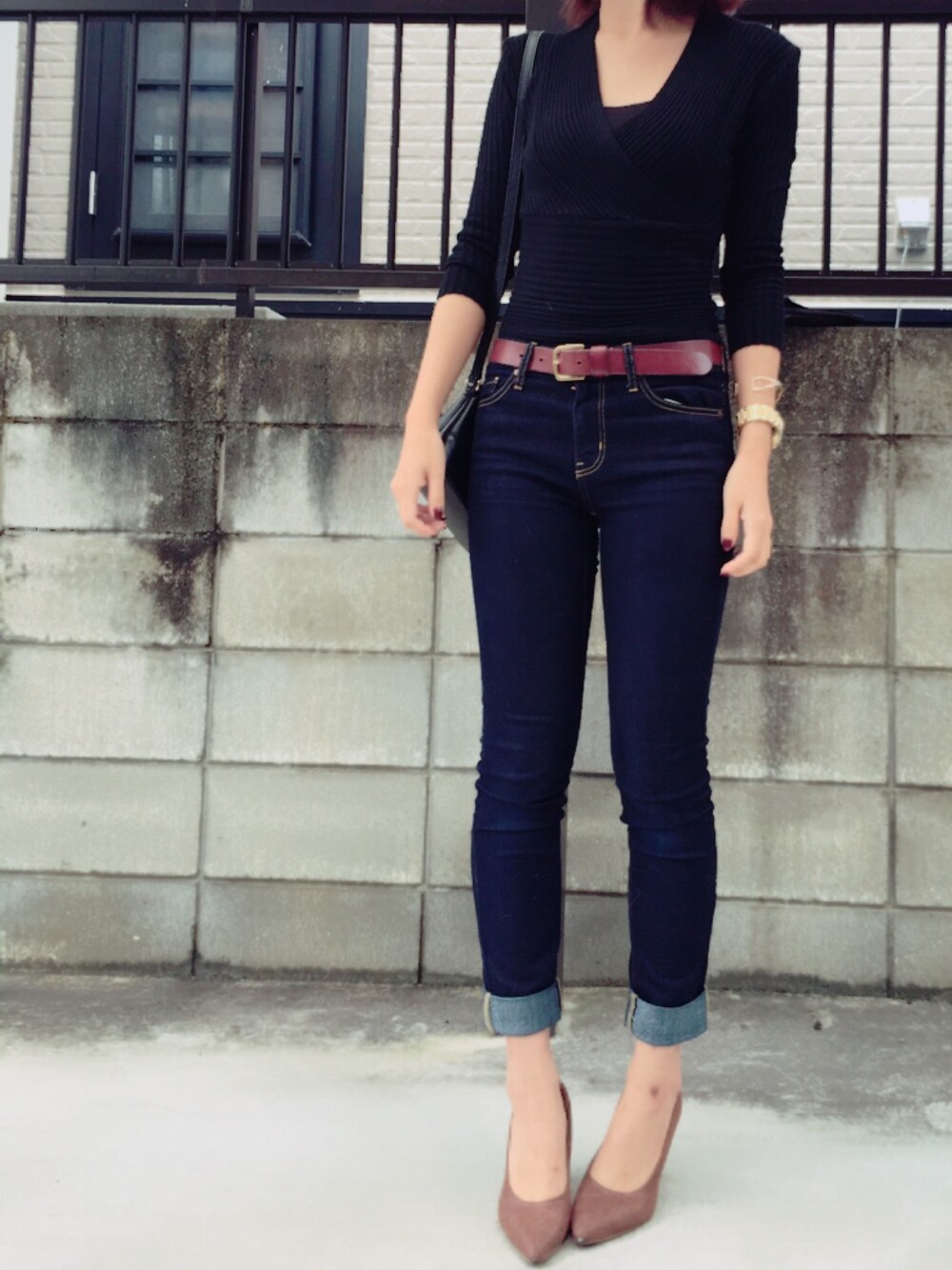 「オトナカジュアル、ブラックコーデ、シンプルコーデ、denim」｜「GUのアイテム（デニムパンツ、ブルー系）」を使った、SHE.さん（レディース・166cm）の秋コーディネートの1枚目の写真