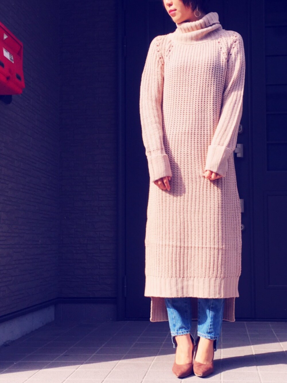「オトナカジュアル、大人女子、ニットワンピース、デニム、パンプス」｜「GRLのアイテム（ニット/セーター、ピンク系）」を使った、SHE.さん（レディース・166cm）の秋コーディネートの1枚目の写真