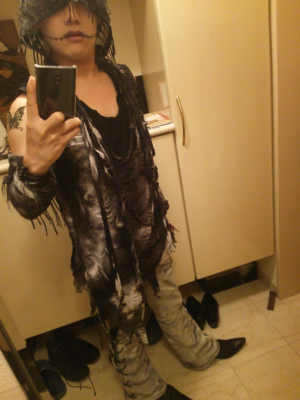 シルバー系のパンツを着用したメンズの秋コーディネートの1枚目の写真