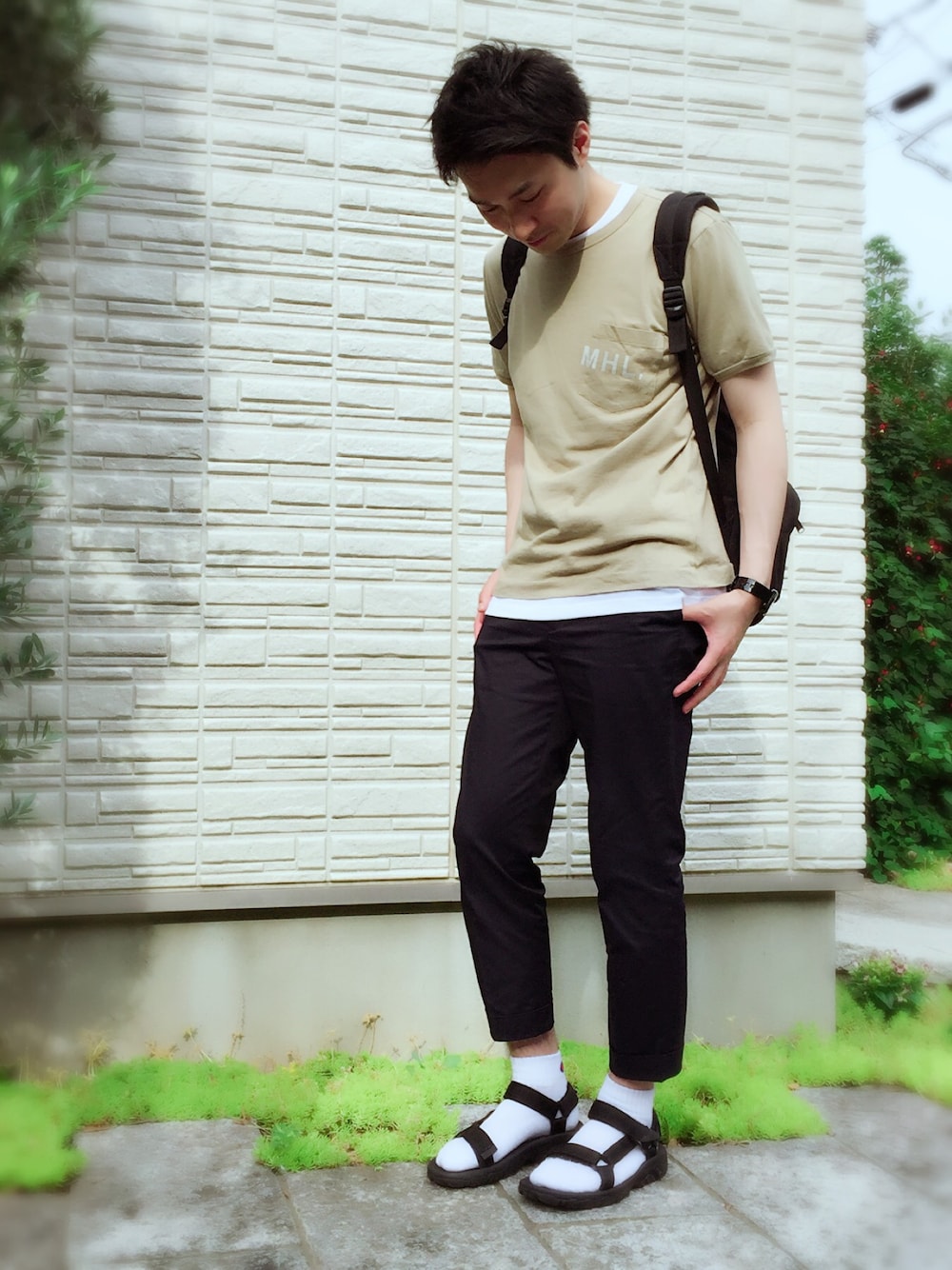 ブラック系のサンダル、ブルー系のその他パンツ、ベージュ系のTシャツ/カットソーを着用したメンズの夏コーディネートの1枚目の写真