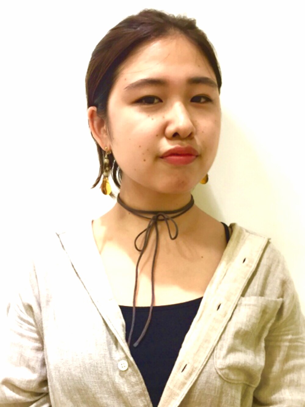 ベージュ系のシャツ/ブラウス、その他のイヤリング、その他のイヤリングを着用したレディースの夏コーディネートの1枚目の写真