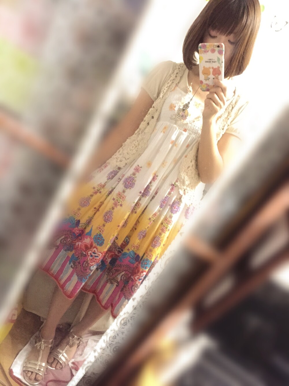 その他のワンピース、ゴールド系のサンダルを着用したレディースの夏コーディネートの1枚目の写真