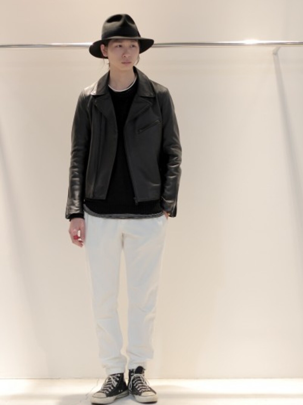 ブラック系のライダースジャケット、ホワイト系のその他パンツを着用したメンズの冬コーディネートの1枚目の写真