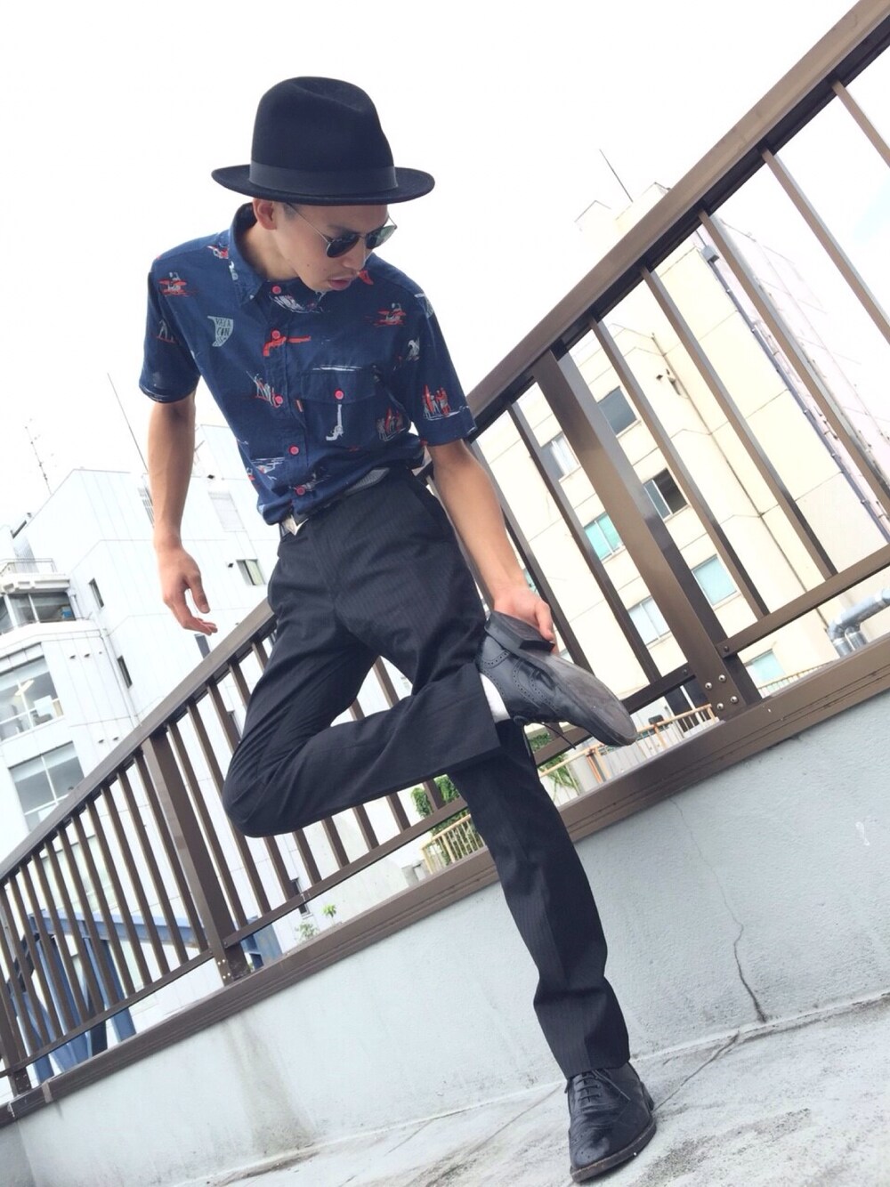 「アロハシャツ、スラックス、ハット、ドレスシューズ、丸サングラス、夏、ハイウエスト、シャツイン、オールド、ちょいワル」｜「usedのアイテム（スラックス、ブラック系）」を使った、   olta_joeさん（メンズ・178cm）の夏コーディネートの1枚目の写真