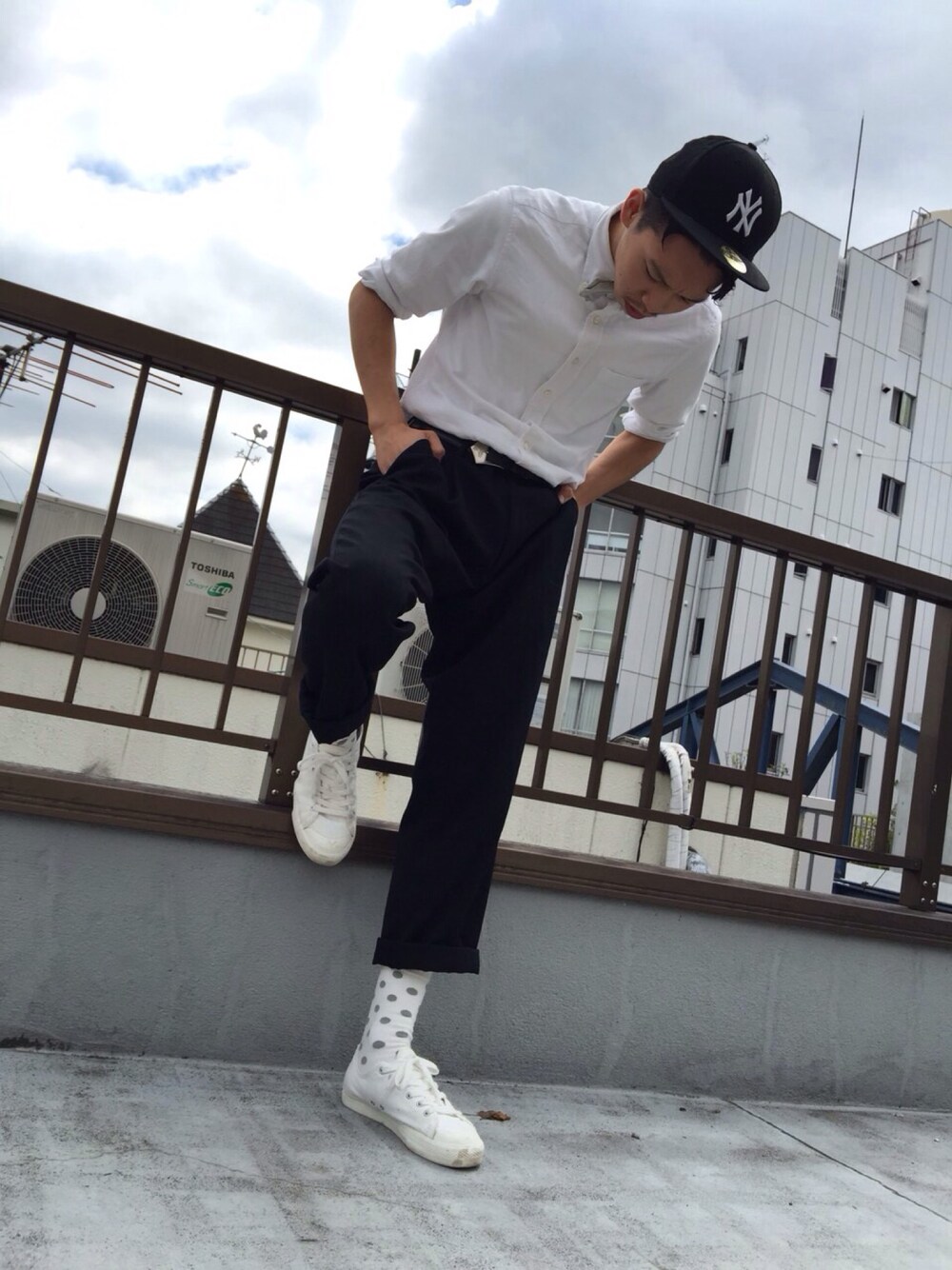「ドット、シャツイン、ワイドパンツ、蝶ネクタイ、ニューエラ、NEW ERA」｜「usedのアイテム（蝶ネクタイ、グレー系）」を使った、   olta_joeさん（メンズ・178cm）の夏コーディネートの1枚目の写真