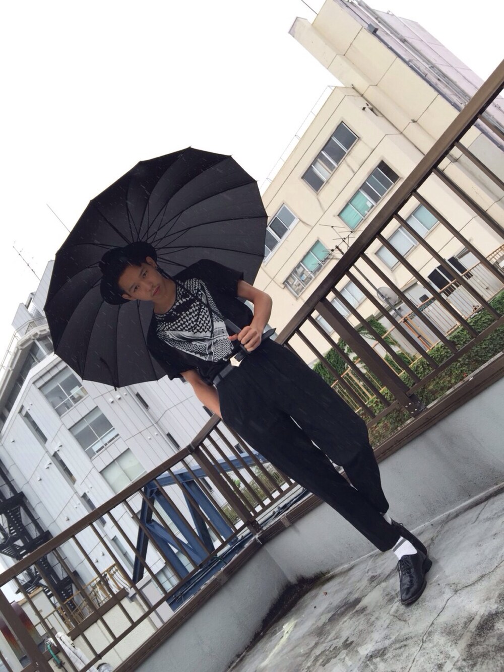 「雨の日、スラックス、テーパードパンツ、ハット、シャツイン、タックイン」｜「Onitsuka Tigerのアイテム（Tシャツ/カットソー、ブラック系）」を使った、   olta_joeさん（メンズ・178cm）の夏コーディネートの1枚目の写真